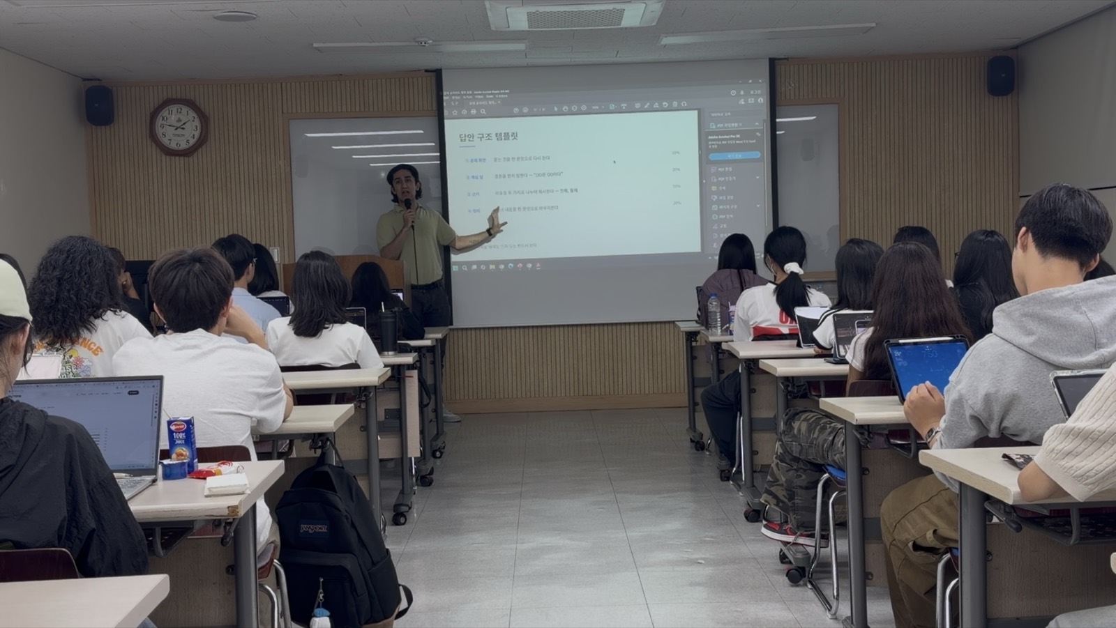Shamshod teaching the answer-structure template to the lecture hall